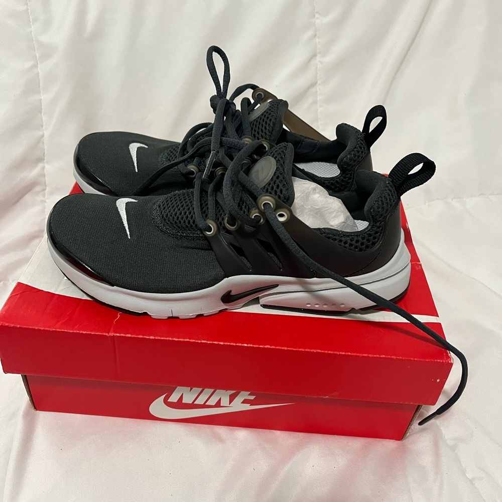 New Nike boy sneaker, size for new in box.